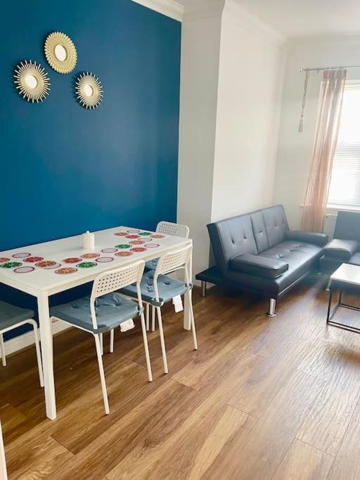 Ocean Waves Apartment Near Bournemouth Beach エクステリア 写真